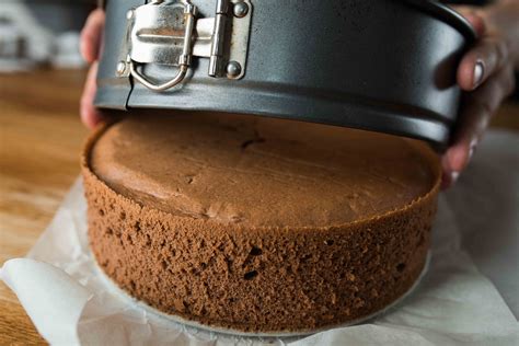 Díszített csokis piskóta torta színes cukorkákkal