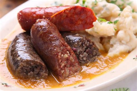 Hagyományos disznótoros ételek, mint a hurka és kolbász