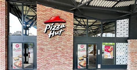 A Pizza Hut Budapest Király utca külső képe egy forgalmas napon