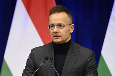Szijjártó Péter nyilatkozik a sajtónak