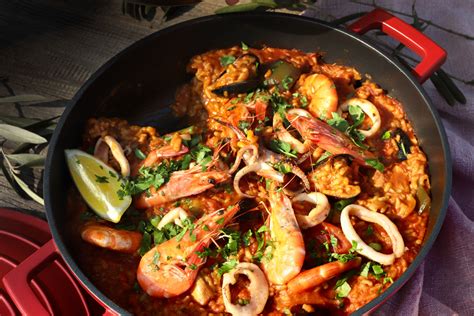 Hagyományos paella tenger gyümölcseivel és sáfránnyal