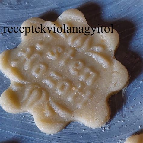 Sütipecsétes kekszek különböző mintákkal