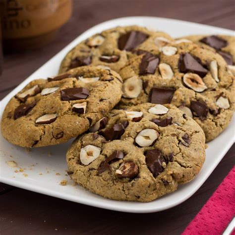 Különböző típusú cookie-k, például csokis, vaníliás és mogyorós