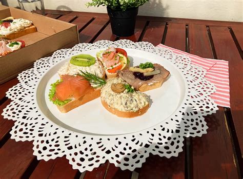 Különböző típusú Duran szendvicsek egy tálcán