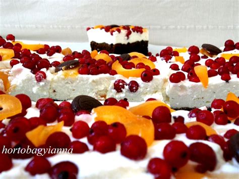Görög joghurt torta szelet friss gyümölcsökkel