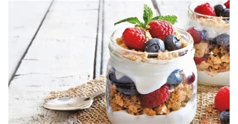 Friss bogyós gyümölcsök és görög joghurt