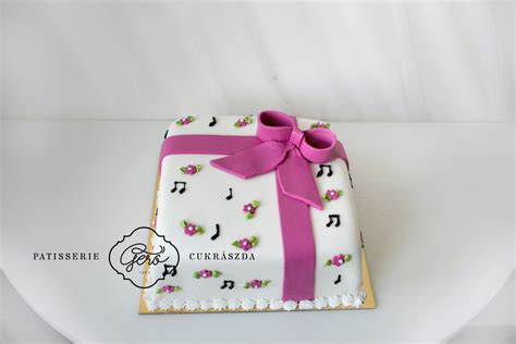 Marcipánnal díszített torta