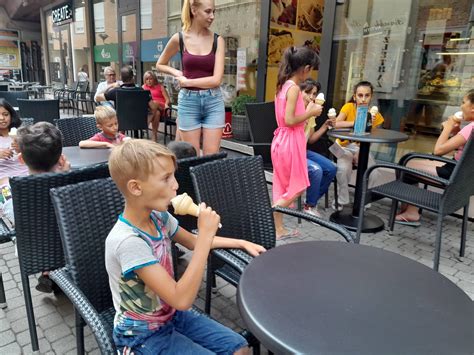 A fagylalt napjának logója vagy egy vidám, fagylaltot evő emberek csoportja