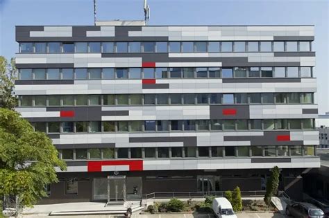 A Zay Irodaház modern épületének homlokzata