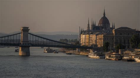 Emberek vizuálisan ölelik a Dunát, a háttérben budapesti látképpel