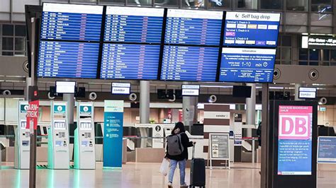 Autókölcsönző pult a hamburgi repülőtéren