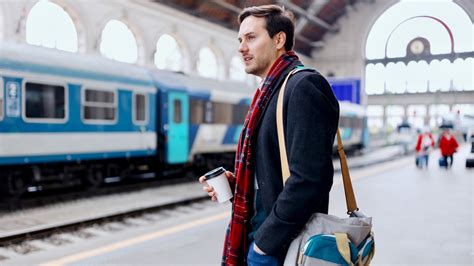 Sofőr várakozik utastáblával a terminálon