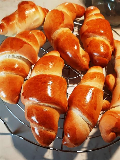 Frissen sült házi kiflik egy kosárban