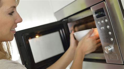 Illusztráció kukta és mikróhullámú sütő használatáról