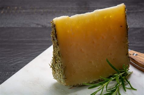 Kép spanyol piacról, ahol Manchego sajt és membrillo (birsalmasajt) is kapható