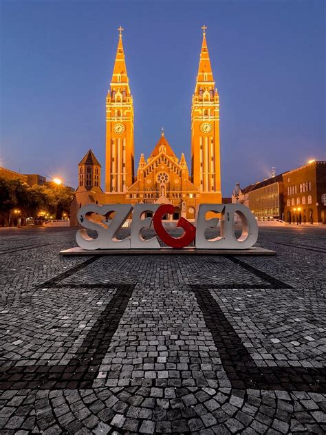Szeged belvárosának látképe, háttérben a Dóm Cukrászdával