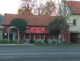 A Noname Étterem & Pizzéria bejárata Harkányban