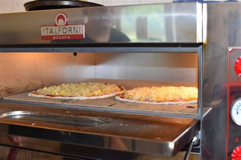 Kézműves pizza készítésének illusztrációja