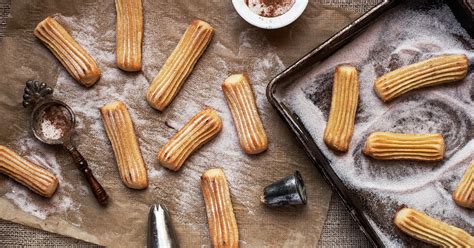 Churros különböző formákban, olajban sütve