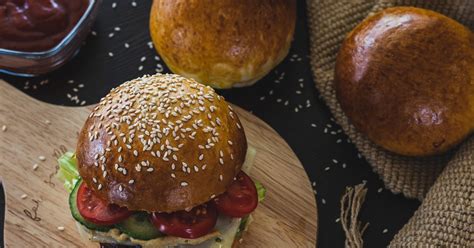 házi hamburgerzsemle sütés közben