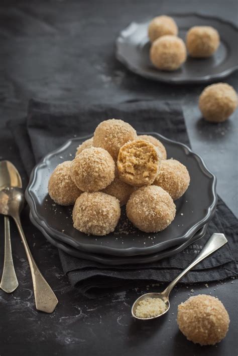 Narancsos mascarpone kekszgolyó tányéron