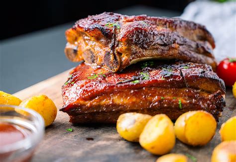 Sous vide oldalas tányéron, körettel