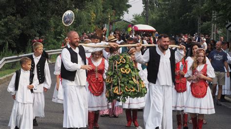 Hagyományos lakodalmi felvonulás népviseletben