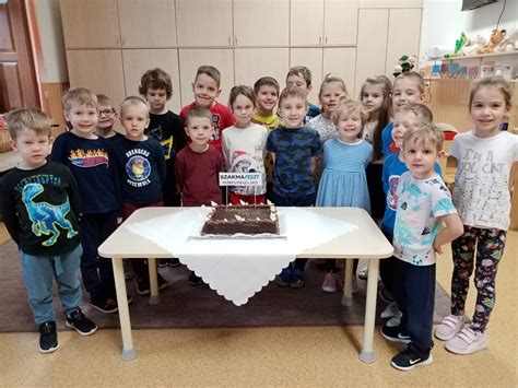 Óvodai csoport szülinapi tortával