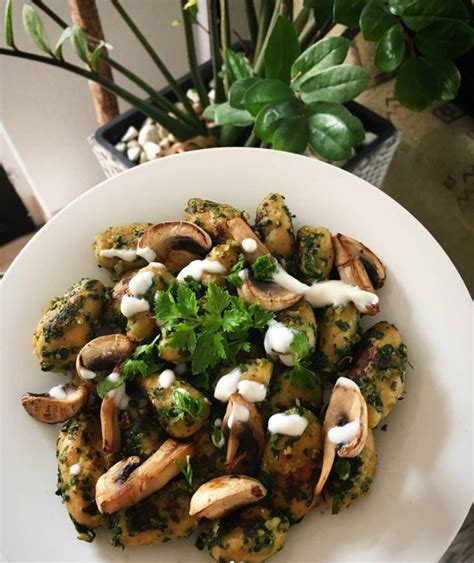 Vegán édesburgonya gnocchi spenótos mártással