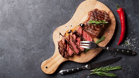A hús pihentetése vágódeszkán a grillezést követően