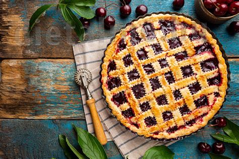 Rácsos meggyes pite szeletelve