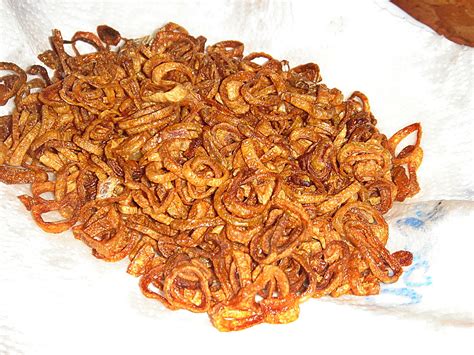 Ropogós sült hagyma tálalva