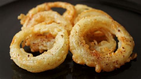 Sült hagymakarikák serpenyőben