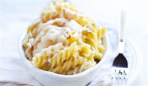 Sajtos fusilli tészta egy tányéron, friss petrezselyemmel megszórva