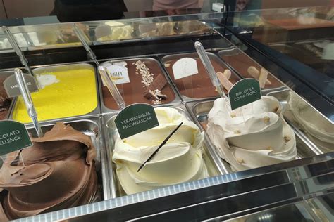Többféle fagylalt egy üveg pultban