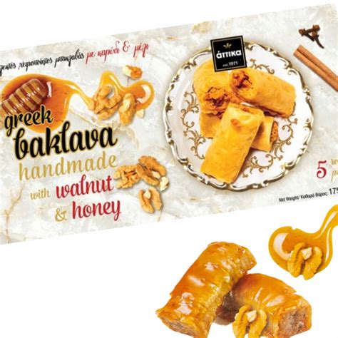 Többféle formájú és töltelékű baklava, frissen sütve és mézzel locsolva