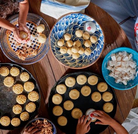 Ramadánkor készített kahk és ghorajeba díszes tálon, porcukorral meghintve