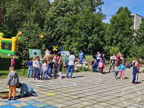 Gyerekek labdával játszanak egy füves mezőn