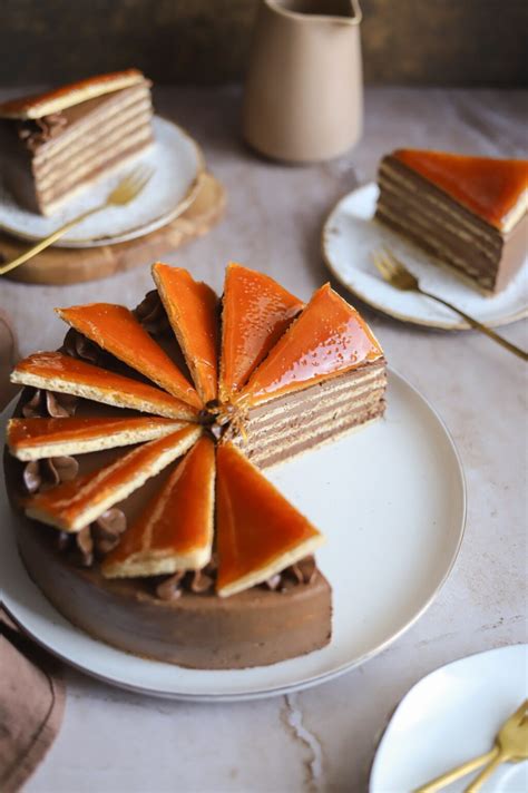 Dobos torta szeletelve