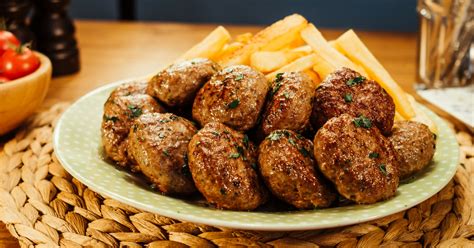 Egy ínycsiklandó Kőbunkó hamburger fotója, amelyen jól láthatók a friss hozzávalók és a szaftos húspogácsa