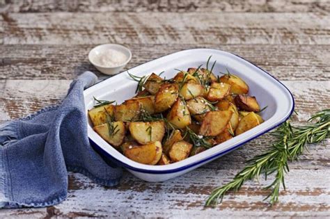 Sült burgonya hagymával és fűszerekkel