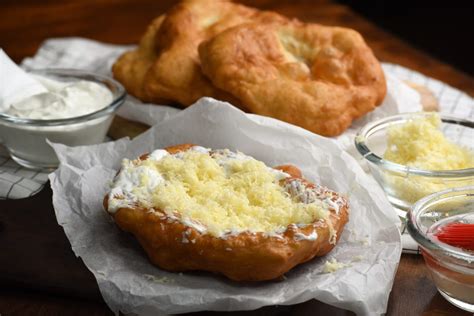 Gőzőlgő, friss lángos tányéron