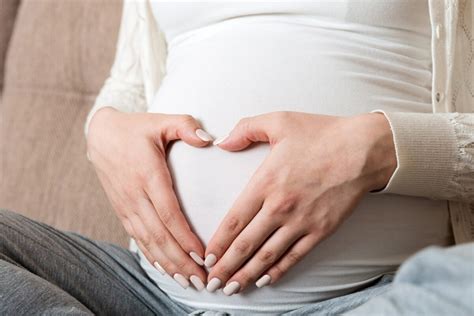 Terhes nő csípős paprikát eszik