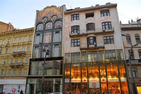 Az OSHO Szervita Tér belső terének részlete, modern design elemekkel