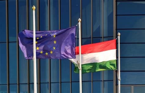 A magyar zászló és az Európai Unió zászlaja együtt lobog