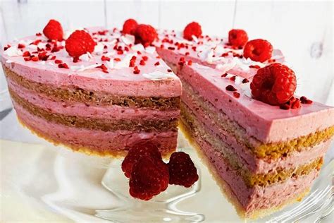 Málnahabos torta gyümölcsökkel