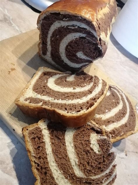 frissen sült csíkos kalács szelet