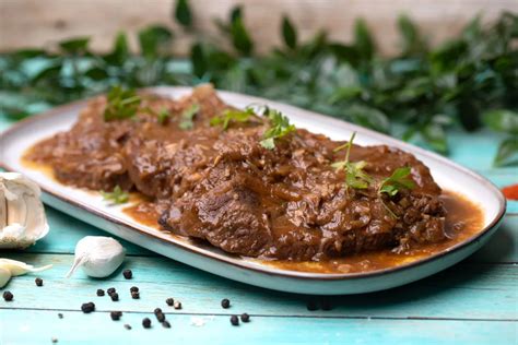 vörösboros marhaszelet tálalva