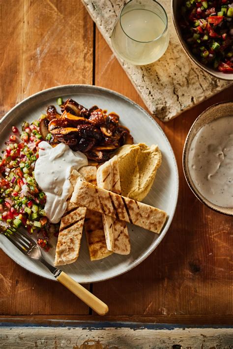Felcsíkozott gyros hús serpenyőben pirítva