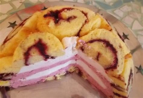 egy ínycsiklandó, rétegezett joghurtos torta piskótatekercs szeletekkel a falán